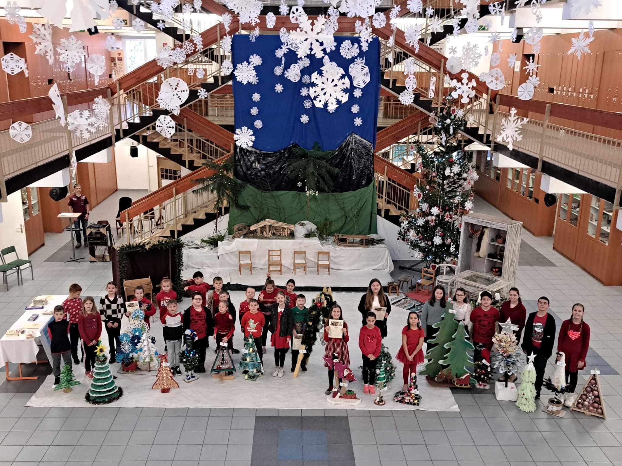 Eredményhirdetés iskolagyűlésen